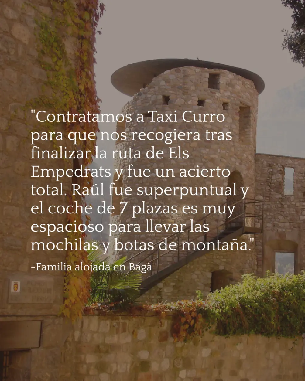 Reseña de clientes sobre el servicio de Taxi Curro en Bagà, destacando la puntualidad y el vehículo de 7 plazas sobre un fondo del casco medieval.